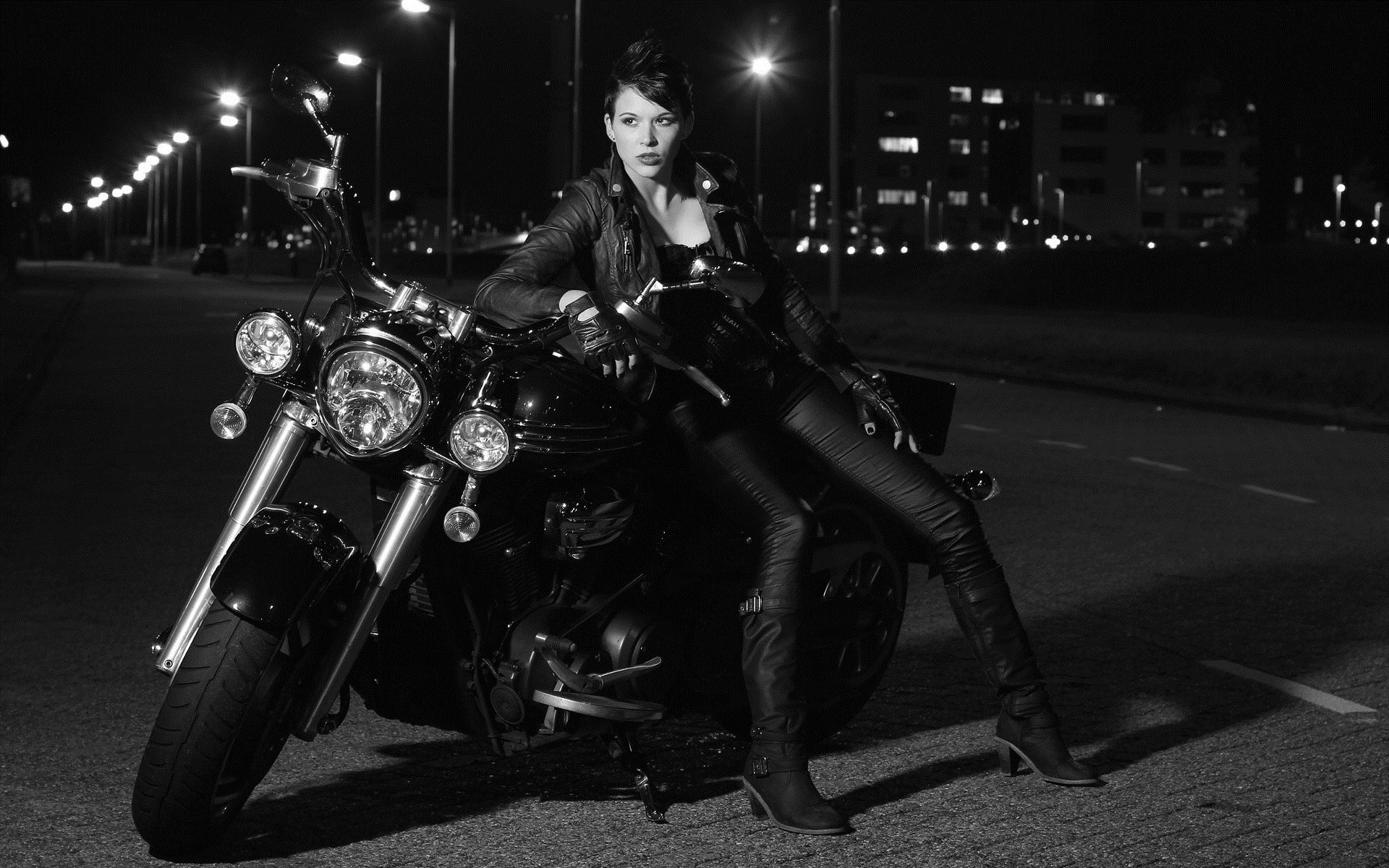 Photo Beautiful girls and motorcycles in Nur-Sultan